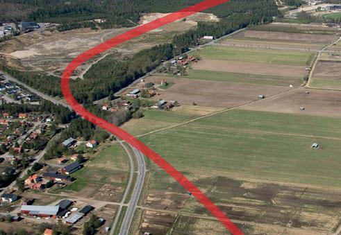 Röbäcks bys gränser mot slätten är tydliga. Bebyggelsen ligger på en höjd med Nya Skravelsjövägen och en gång- och cykelväg som gräns ut mot slättlandskapet.