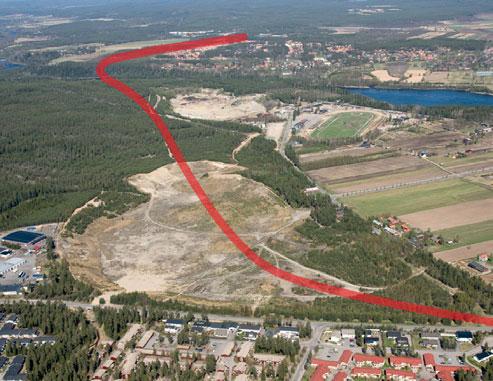Grustaget är omgivet av vegetation och är inte exponerat mot omgivande vägar eller bebyggelse. Söder om grustaget passerar Nya Skravelsjövägen i kanten av Röbäcks by.