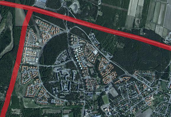 Vägen omges av vegetationsridåer av varierande bredd, vilka skapar upplevelsen av ett väl avgränsat vägrum.