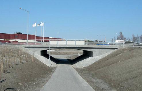 I gång- och cykelbroarnas väggar och tak ska betongen ha en hög ljushetsgrad för att reflektera ljus med bästa möjliga effekt för att skapa en ljusare och tryggare passage.