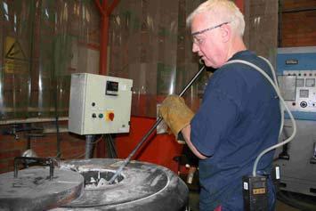 SweCast AB 2 1 BAKGRUND Vid smältning av aluminiumtackor och aluminiumskrot bildas olika oxider som t ex MgO, ZnO och Al 2 O 3 beroende på legeringssammansättning.