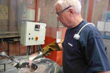 För att önskade egenskaper skall erhållas hos aluminiumgjutgods görs i de flesta fall en eller flera behandlingar av smältan före avgjutningen. Ett exempel är flussmedelsbehandling.