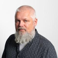 Johannes Pinter Författaren Johannes Pinter har tidigare arbetat som filmregissör och manusförfattare samt skrivit skräckromaner och deckare, däribland De mörkermärkta.