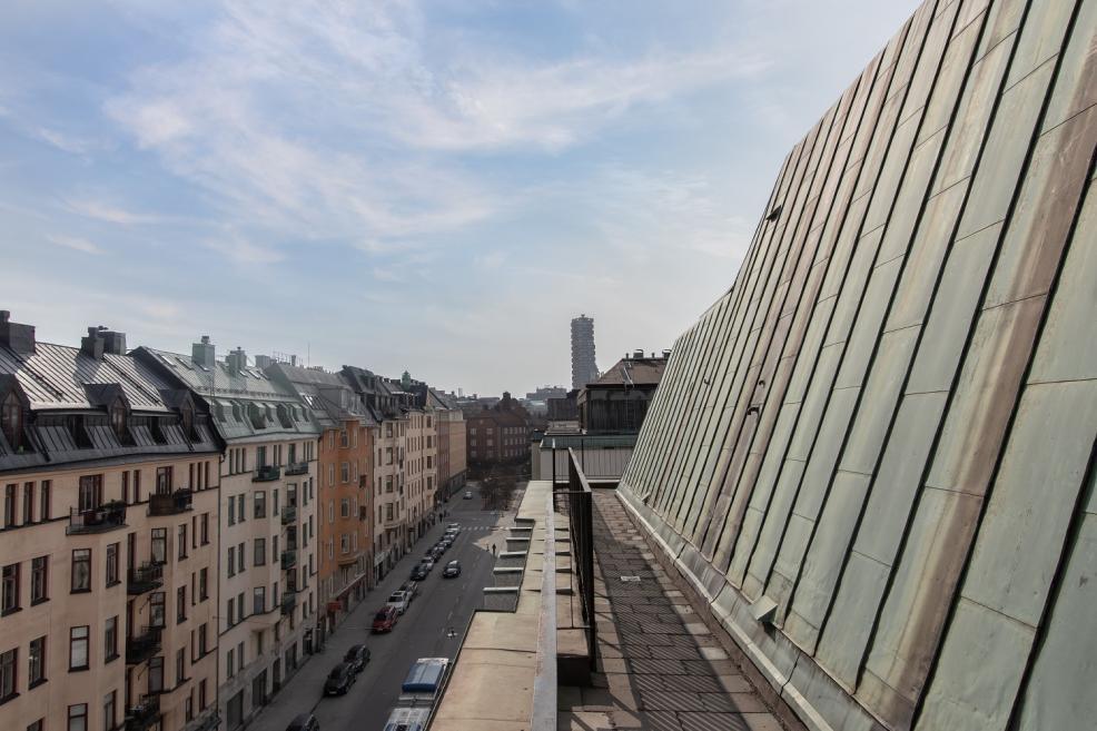Kontor utöver det vanliga med stor potential och terrass med utsikt över takåsarna Denna rymliga kontorslokal om 473 kvm
