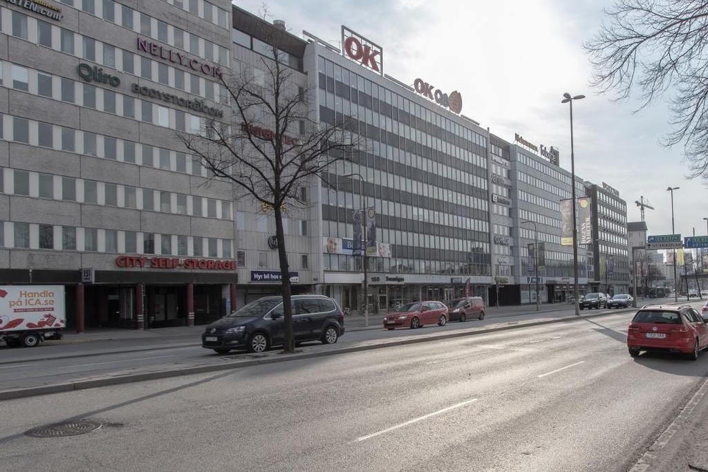 Två separata utgångar till terrass med både morgonoch kvällssol. Lokalen nås via både trappa och hiss. och kan nås såväl från som från Ynglingagatan 12.