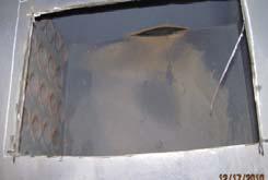 Bilden visar sprickan på höger sidoplåt i invändig kylare, 100 mm lång och upp till 30 mm bred Falu Energi & Vatten Skadad ångdom