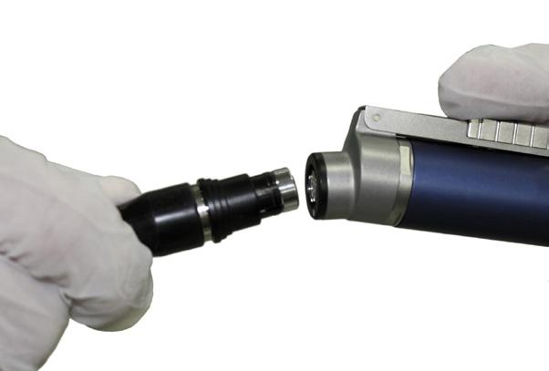 7. Fäst en MicroAire Series 5000-modul (se sidan 2 för full förteckning) till (REF 5000E eller REF 5000ET) den elektriska motormodulen. 8. Sätt i ett kirurgiskt tillbehör i handstycket.
