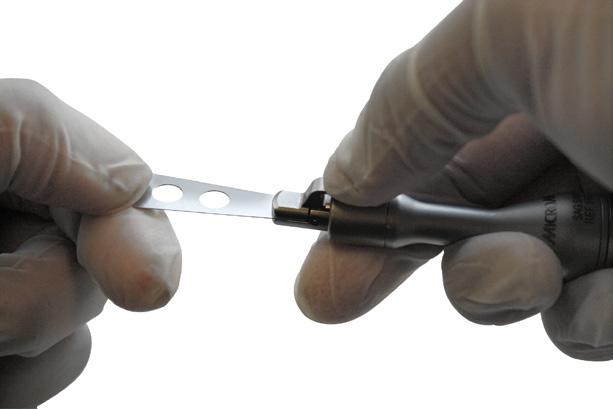 Om handstycket med fotpedal används ska du vara noga med att se till att fotpedalen inte aktiveras oavsiktligt medan klingan sätts i. 2. Tryck ned klingans låsspak för att öppna den fribärande käften.