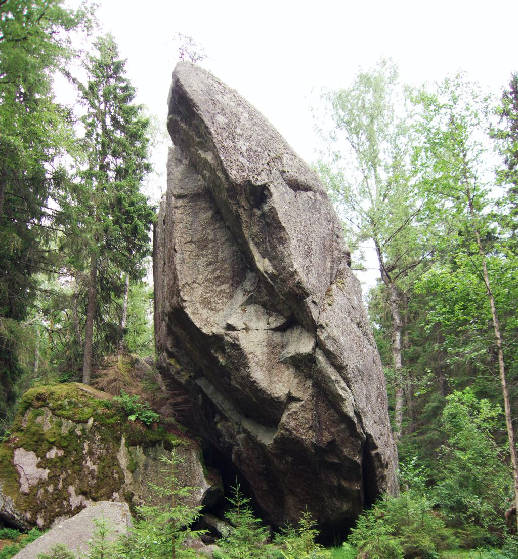 I tiveden finns ett flyttblock på cirka 15 meters höjd och därmed är naturreservatets största flyttblock.