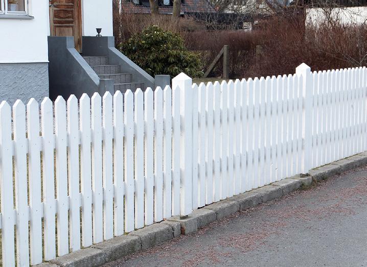 Långa enformiga murar, plank eller staket kan lätt ge ett tråkigt intryck. I utsatta lägen är det också viktigt att utforma plank och murar så att klotter motverkas.
