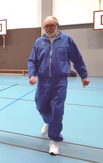 Gymnastiken På tisdagarna (18.00-19.00) träffas vi ca 10 st medlemmar i Tumba Idrottshusets gymnastikhall för lite skön hjärtanpassad motion. På bilden här ser ni Stig Geber.
