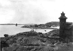 Hjuviksbussen 1930-talet. År 1898, bebyggelse i Hjuvik. År 1900, Stora Varholmen, Guanofabriken till höger. Bakgrunden Bockholmen med salteribyggnader, samt tremastaren Capella.