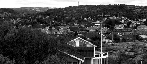 Inledningsvis är gatan bred, cirka 7 meter, men efter några hundra meter in i området blir vägen smalare och hela gaturummet blir mindre.
