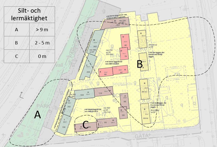 Under fyllnadsmaterial, alternativt ett tunt vegetationsskikt, utgörs den naturliga jorden av c:a 1,0 á 1,5 m siltig sand.