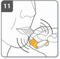 Andas in snabbt men ordentligt och så djupt du kan. Tryck inte på sidoknapparna. Obs! När du andas in genom inhalatorn, snurrar kapseln i facket och du ska höra ett susande ljud.