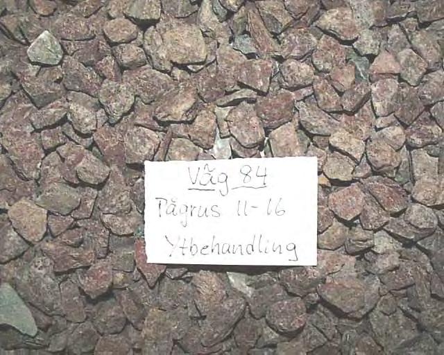3.3 Stenmaterial Stenmaterialet (pågruset) utgjordes av krossat berg med rödaktig porfyr från Älvdalen i Dalarna. Stenmaterialkvaliteten framgår av tabell 3. Kornkurvorna framgår av bilaga 1.