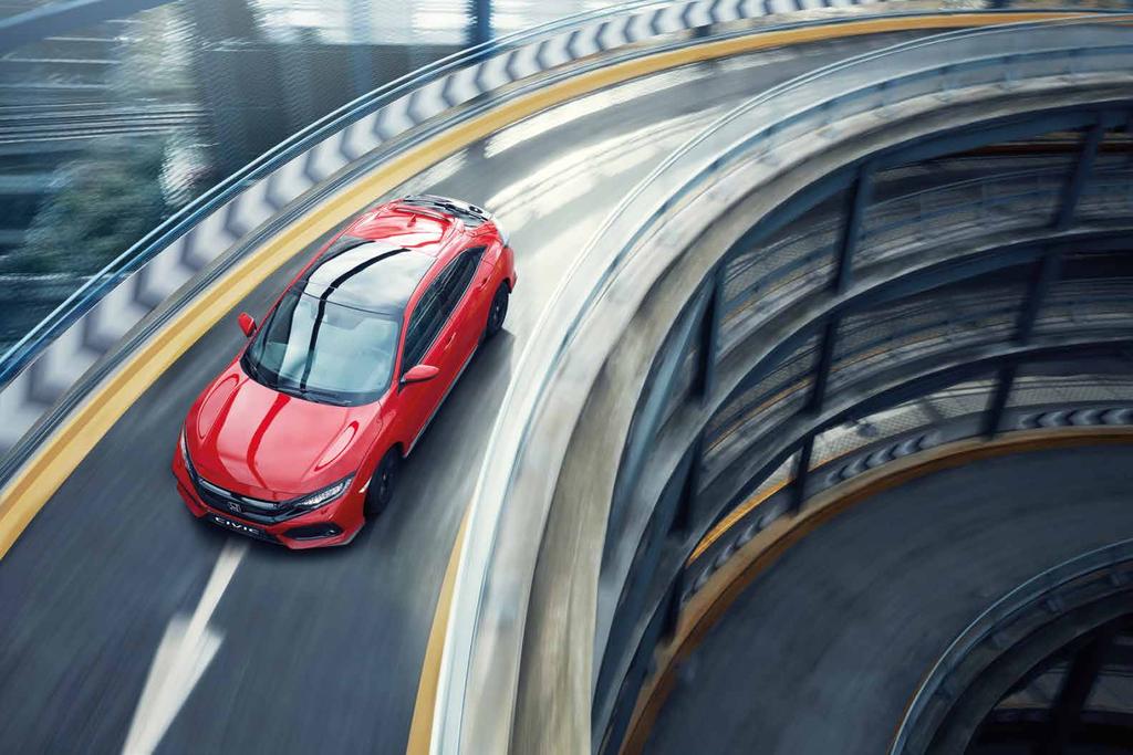 CIVIC SPORT Den målmedvetna och muskulösa designen på Civic Sport samt dubbla avgasrör med central placering får den att se lika kraftfull och beslutsam ut på parkeringsplatsen som den gör ute på