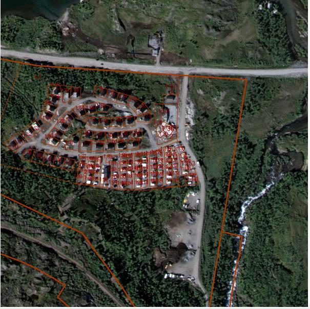 Huruvida det var husvagnsägarnas önskan att få köpa fastigheterna eller om det var campingägaren som ville avveckla hade inte förrättningslantmätaren någon information om. Figur 3.