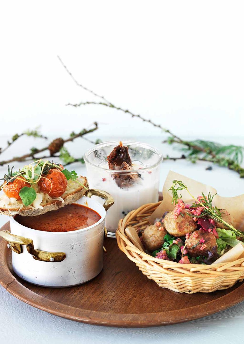 Varmt & Kallt Köttbullar, hamburgare, gulasch, våfflor och kladdkaka är ju alla