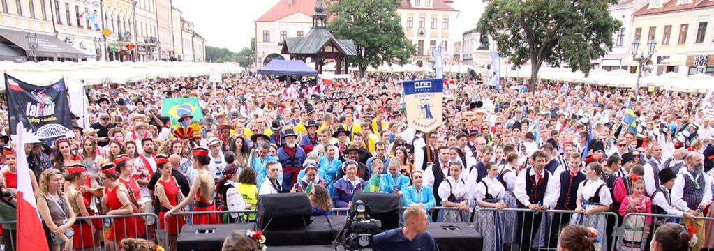 I pozdrawiał odczytanym listem, skierowanym do uczestników festiwalu przez prezydenta Polski, nominalnego patrona honorowego tej niepowtarzalnej w świecie imprezy polskości.