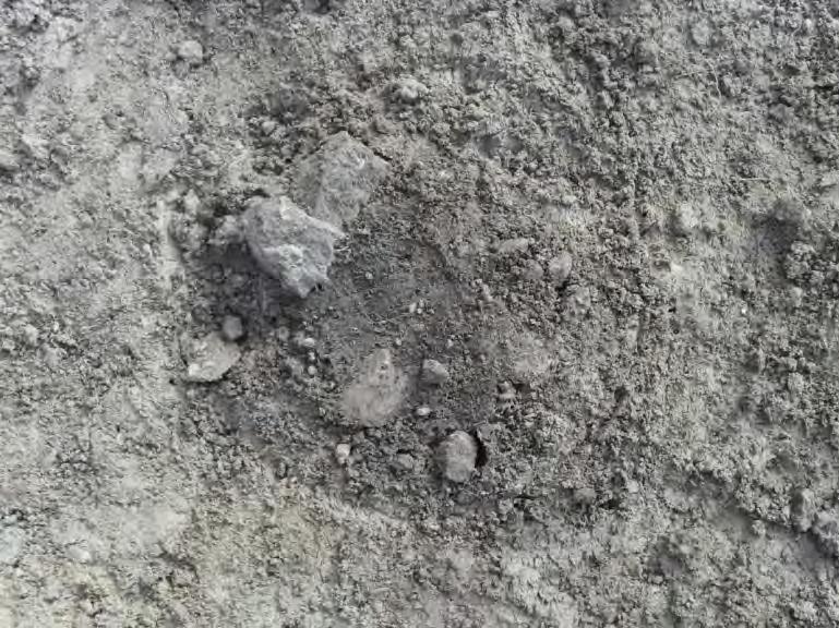 Bilaga 2. Anläggningsbeskrivningar A1 Stolphål, runt, 0,33 m i diameter och 0,12 m djupt. Enstaka 0,1-0,2 m stora stenar vilka kan vara en rest av en stenskoning.