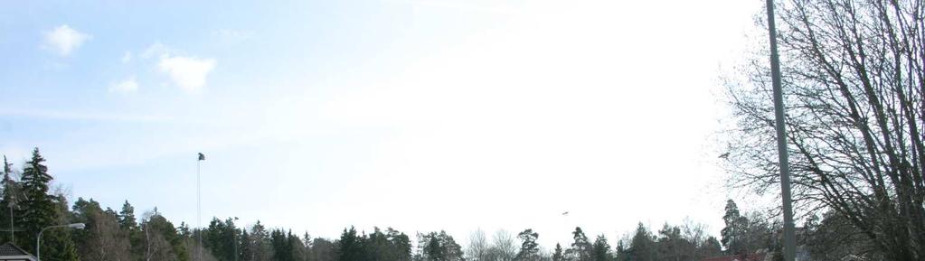 3 (8) S-Dp 2010-05844-54 Planområdet är omgivet av villabebyggelse. Största delen av idrottsplatsen består idag av fotbollsplaner i gräs.