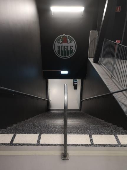 3 Fältstudie För att ta fram värden på persontäthet, flöden och hastighet i trappor att jämföra med tidigare studier gjordes observationer i en trappa på Lindab arena i Ängelholm.