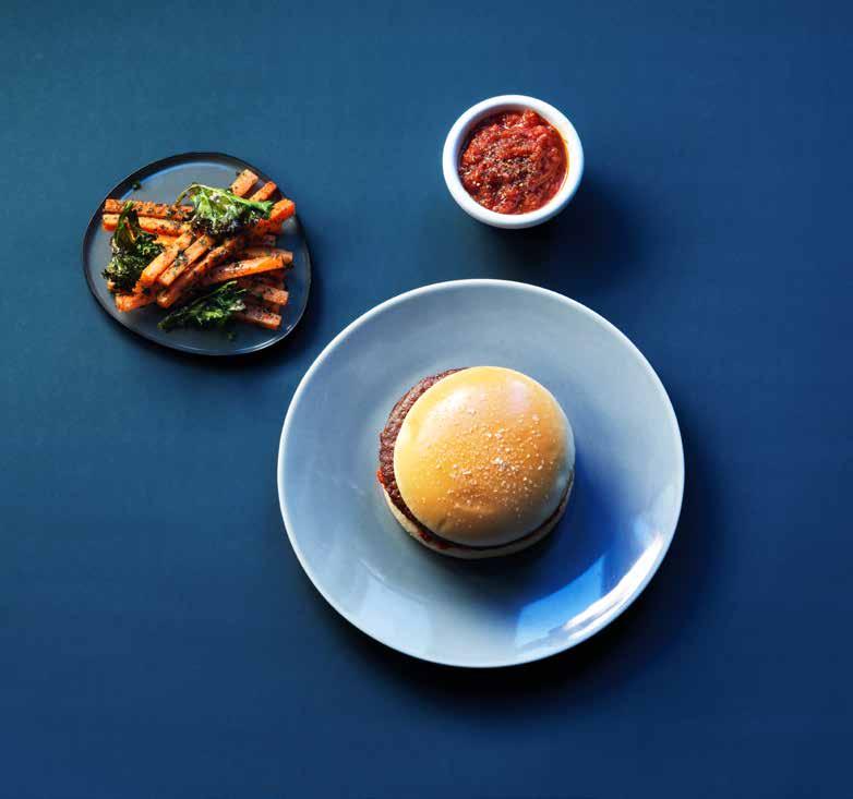 Burgare med sötpotatis, örter och tomatsalsa Soya- och sesambakade Vegobitar med varmsallad på Fyra skånska gryn, bönor, pumpa och broccoli BURGARE SÖTPOTATIS FRIES TOMATSALSA VEGOBITAR VARM SALLAD