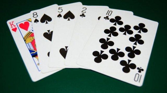 Uppgift 4 - Poker [2p] På filen poker_for_straight.adb finns ett huvudprogram som använder en datatyp, Card_Set_Type, för att hantera ett pokerspel.