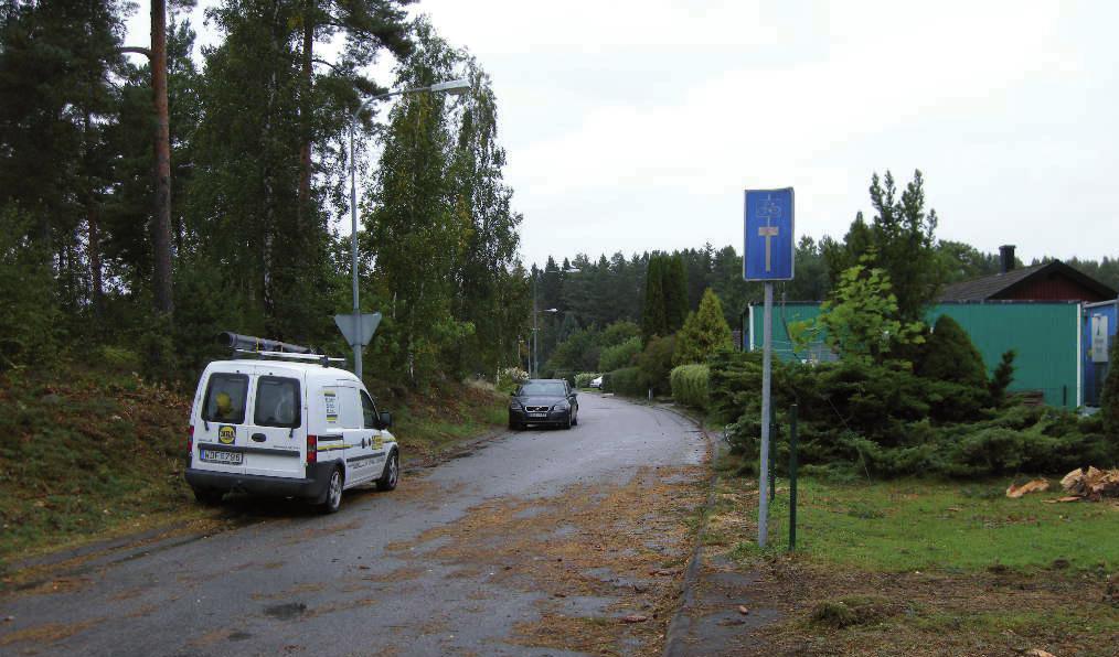 Gnejsvägen 5,5 meter bred bostadsgata utan gångbanor med villor och cirka 12 utfarter, mindre god framkomlighet (30 km/timme), mindre god säkerhet (blandtrafik),  12