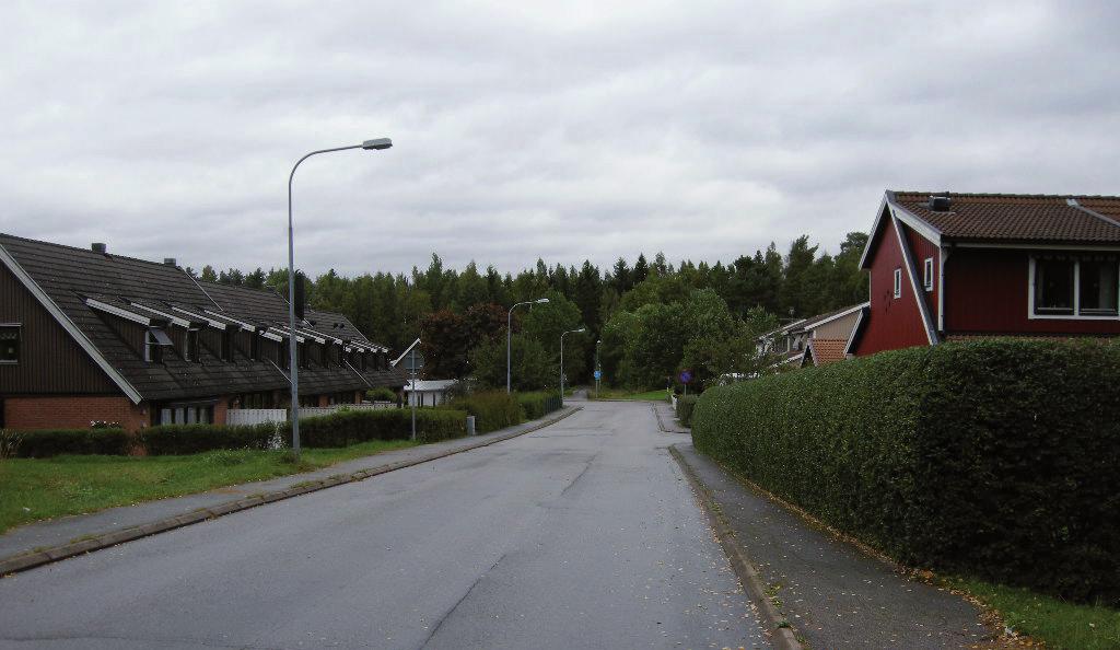 Glimmervägen 6 meter bred bostadsgata med villor och cirka 6 utfarter, 3 meter bred cykelväg med närliggande uteplatser på norra delen, mindre god framkomlighet (30 km/timme), mindre god säkerhet