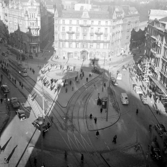 Sida 11 (76) Stureplan 1950. Stureplan omdanades i samband med Sturegallerians etablering. Trafiken lades om och platsen vidgades till förmån för gångtrafiken.