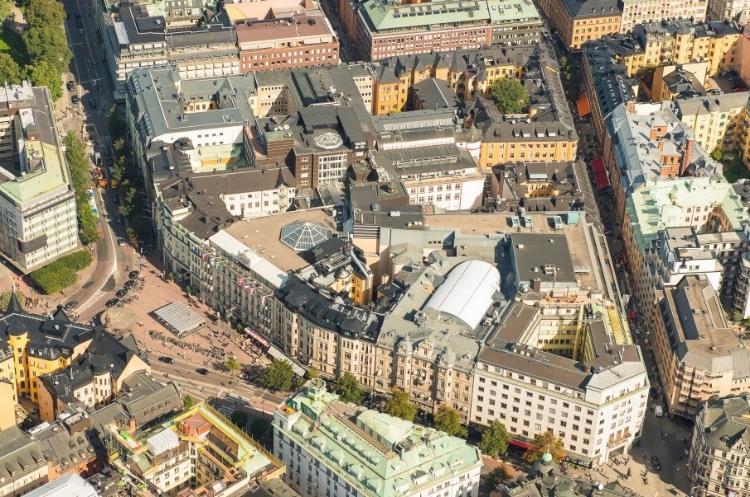 Sida 12 (76) Befintlig bebyggelse mot Birger Jarlsgatan och Stureplan. På 1930-talet uppfördes en funktionalistisk kontorsbyggnad i hörnet Birger Jarlsgatan och Grev Turegatan.