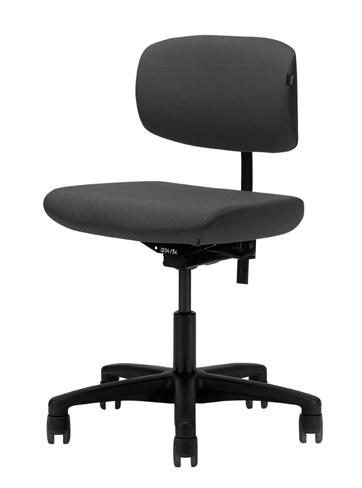 SAVO STUDIO Steglös reglering av rygghöjd, ryggvinkel och sitthöjd. Sitthöjd 390-510 mm i svart utförande som standard. Som standard ingår svart fotkryss med obromsade hjul för hårda golv.