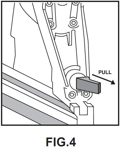 Tryck ned på låset för att öppna (FIG. 2) och vrid den ett kvartsvarv medurs (FIG. 3). Dra i haken (FIG. 4). Denna åtgärd öppnar magasinet så att den kilade klammern kan tas bort.