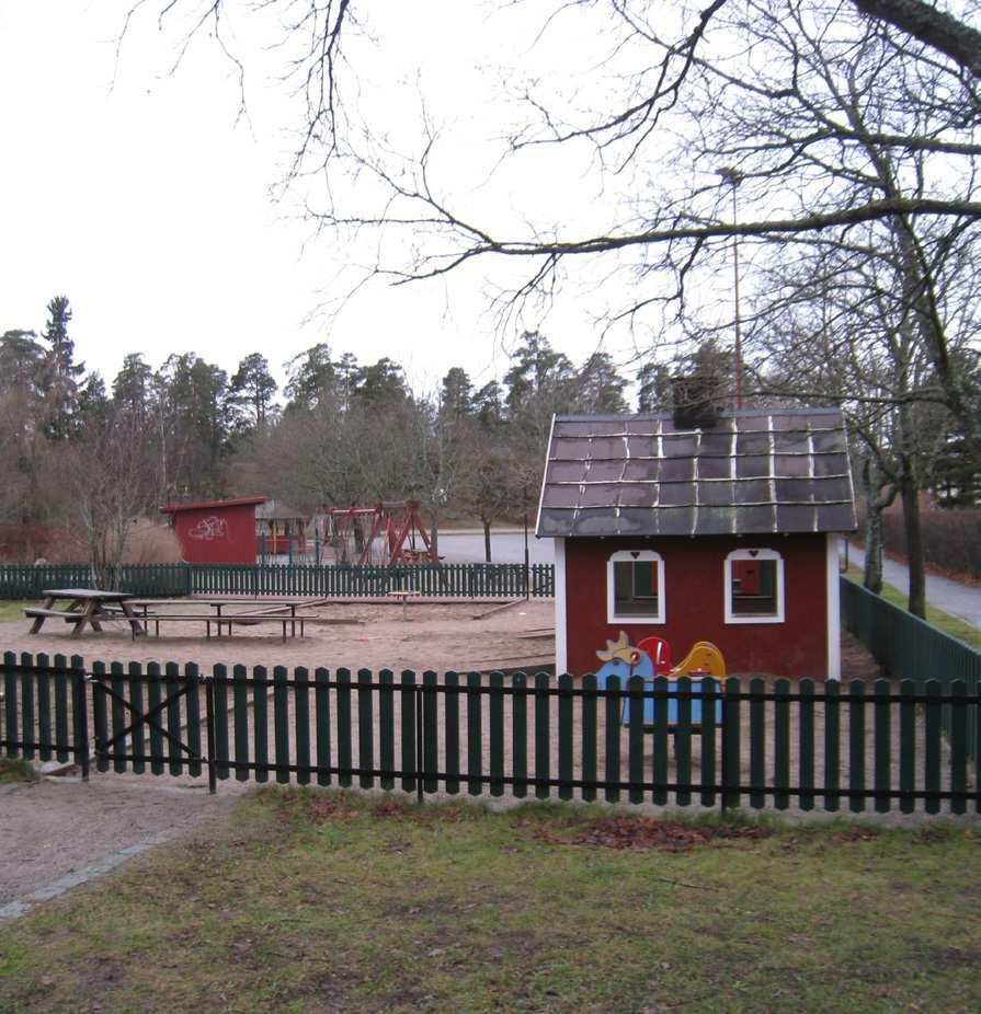 3.5 Parkleken Semlan Semlan är en parklek inbäddad mellan husen på Mickel Bagares väg och Sköndalsvägen. 3.6 Eklunds Hage Jag brukar inte gå dit, det är läskigt och det ligger döda djur där.