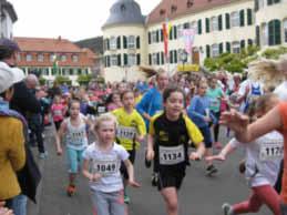 Bad Bergzabern, den 24.04.2019-88 - Südpfalz Kurier - Ausgabe 17/2019 Dank der Firma Malysiak wird beim Schülerlauf wieder jeder Zieleinläufer mit einer Medaille ausgezeichnet Um 16.