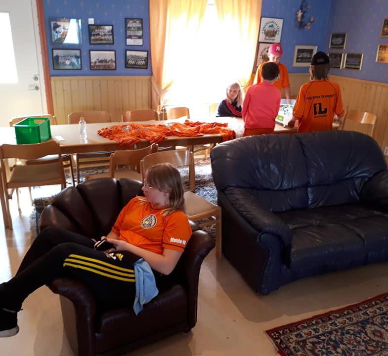 Lördagskvällen avslutades med terrängvarpa, fram till regnet kom. Vi gick in och några spelade kort, några spelade pingis och nya bekantskaper blev det mellan barnen.