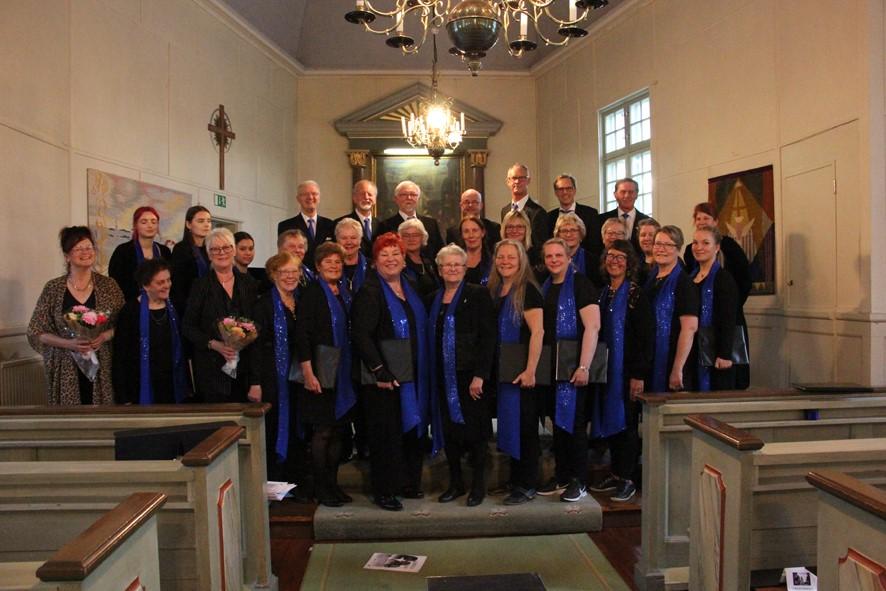 Innan konserten bjöds de på Laxsoppa i Folkets Hus. Det var önskemål från dem att få Laxsoppa.