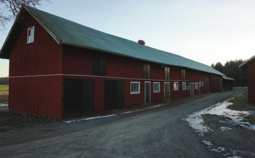 En lång länga längs södra randen av