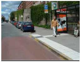 Även här kan hastighetsdämpningen förstärkas utan att förarnas och passagerarnas komfort blir sämre. Här har en ramp byggts i närheten av den enkla stopphållplatsen för att sänka hastigheten.