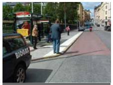 Klackhållplatsens läge kan markeras med röd slitstark betong som förhindrar spårbildning och sättningar. Figur 23. Slitstark betong vid hållplats. 28 3.