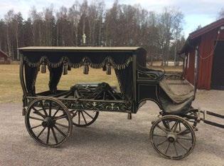 Vid Sundbornsån står en röd lada vars innehåll är historiskt Ladan har under de senaste åren kommit närmare och närmare ån och var på väg att trilla av sina