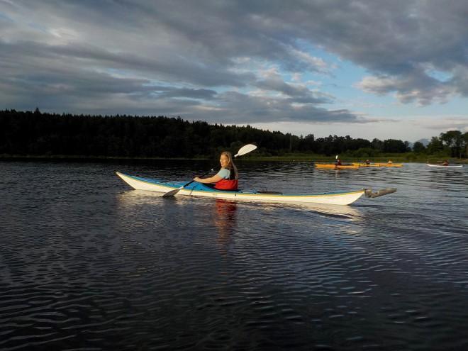 som Erik fiskade upp ur vattnet. Kajakhälsningar Carl-Henrik Annefors 2015-07-11 Gräsö Trots en ganska blåsig prognos var vi 8 st som gav oss iväg till Gräsö för en dagstur i lördags.