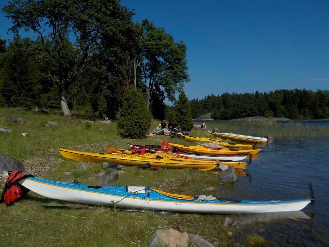 2015-07-04 Vi paddlade vid Stendörren i högtrycksväder! Elva förväntansfulla paddlare gled i gassande sol ut på ett lugnt Sörmlandshav på lördagen.