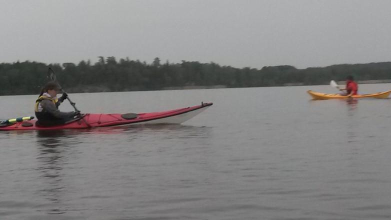 2017-06-13 Svartlöga I strålande sol paddlade 8 glada Knivsta kajakare ut mot den öppna horisonten på lördagsförmiddagen.