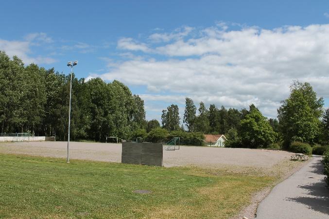 Enligt planförslaget tas marken i anspråk för skolan, med avsikt att ytan ska användas som skolgård. Där det är möjligt bör de större träden bevaras, för att bland annat ge skugga på skolgården.