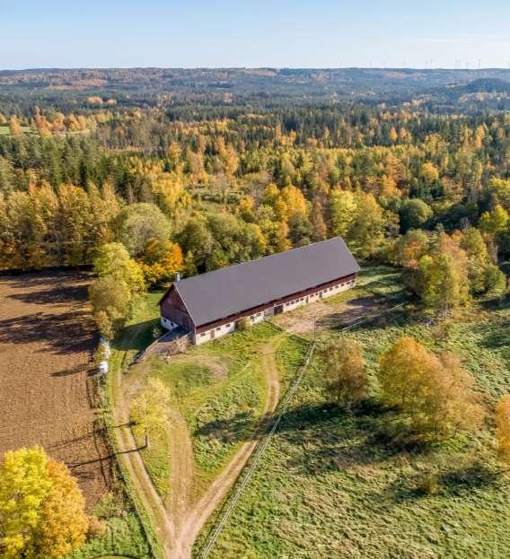 Ladugård / stall Djurstall inrett med hästboxar, maskinhall, förråd m.m. Plåttak, egen vattenbrunn, el.