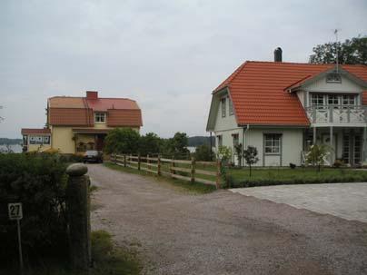 Ny bebyggelse skall med form, färg och materialval anpassas till befintlig bebyggelse i den närmaste omgivningen. Byggnad skall uppföras i radonsäkert utförande.