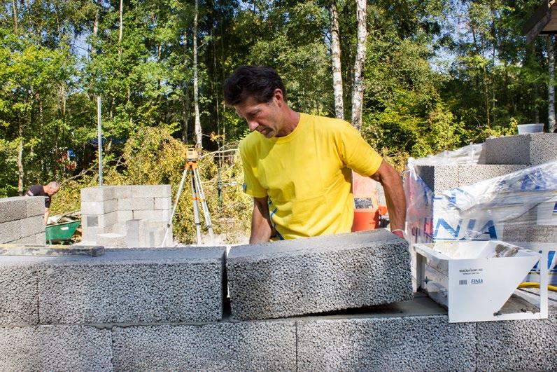 De lätta och välisolerade blocken ger tillsammans med mursystemets smarta komponenter både hållbara och klimatsmarta byggnader, samtidigt som murningen blir lättare och snabbare.